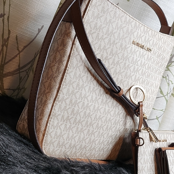 Michael kors jet set large messenger crossbody. - Picture 4 of 9